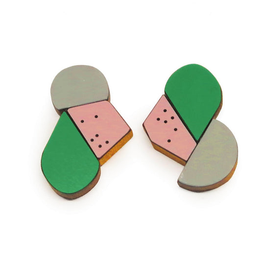 Créées à la main par l’artiste belge Karen, ces boucles d’oreilles légères mêlent teintes mates vertes et rose,petits points noirs et finition métallisée façon miroir.