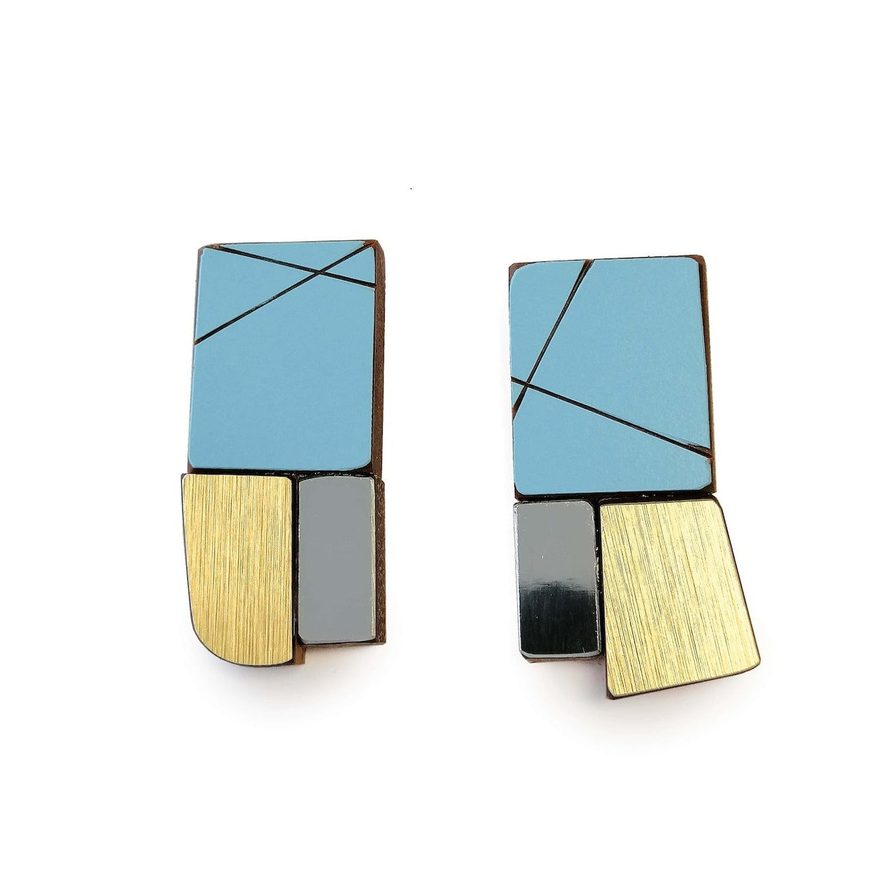 Boucles d'oreilles contemporaines légères au design graphique en bois et formica bleu clair gris et doré. Création de l’artiste belge Karen Vanmol.