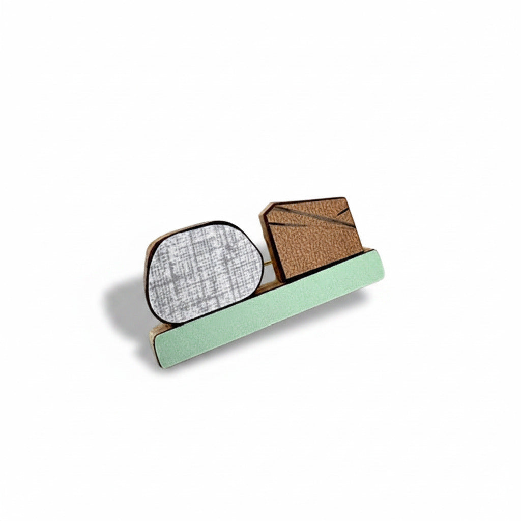 Broche contemporaine artisanale en bois et Formica texturé et coloré vert clair, gris et brun, aux formes géométriques.