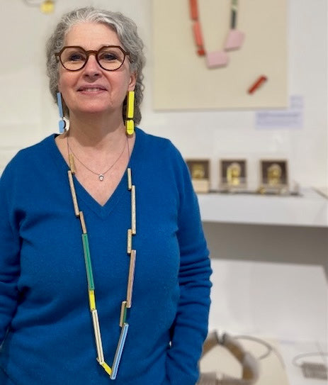 Long sautoir artisanal en bois et formica aux couleurs rose, bleu clair, vert, jaune et bleu vif.