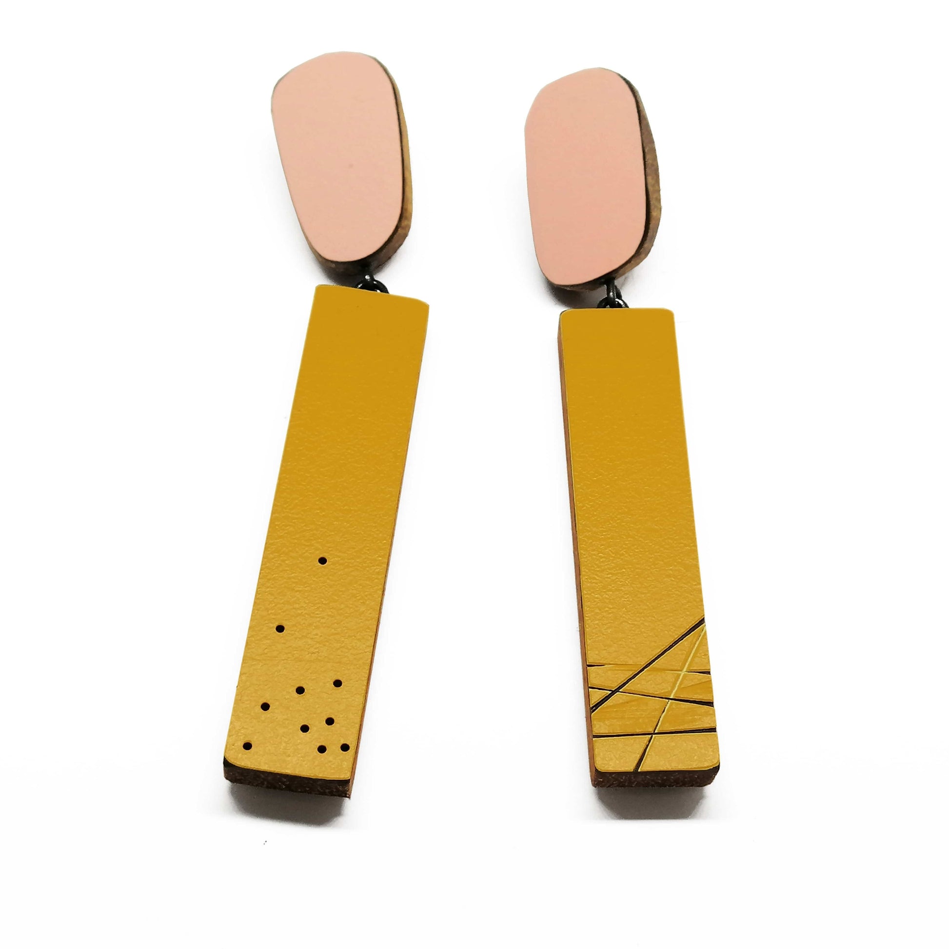 Boucles d’oreilles géométriques en bois et Formica finition mate et argent oxydé. elles sont composées d'un rectangles jaunes suspendu à un ovale rose. 