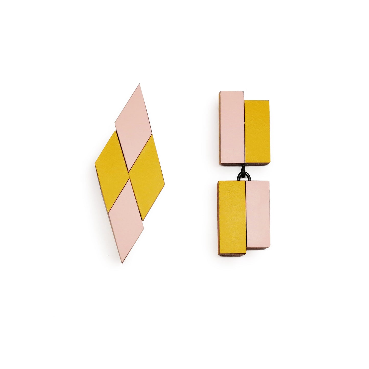 Boucles d’oreilles contemporaines aux formes géométriques, rectangle et losange, rose poudré et jaune. Design graphique, version fixe et articulée.