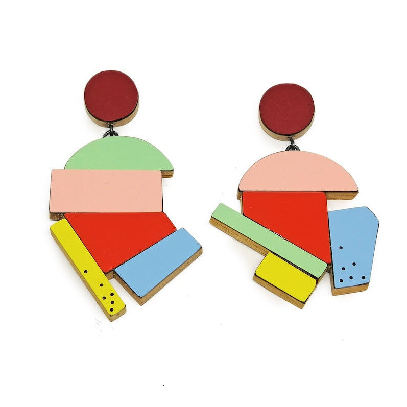 Boucles contemporaines asymétrioques en bois et formica coloré aux formes géométriques. Chaque boucle développe une composition différente.