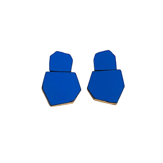 Boucles d'oreilles contemporaines au design minimaliste façonnées en bois et formica bleu foncé. Légères et confortables, elles sont faites à la main par Karen Vanmol, artiste belge.