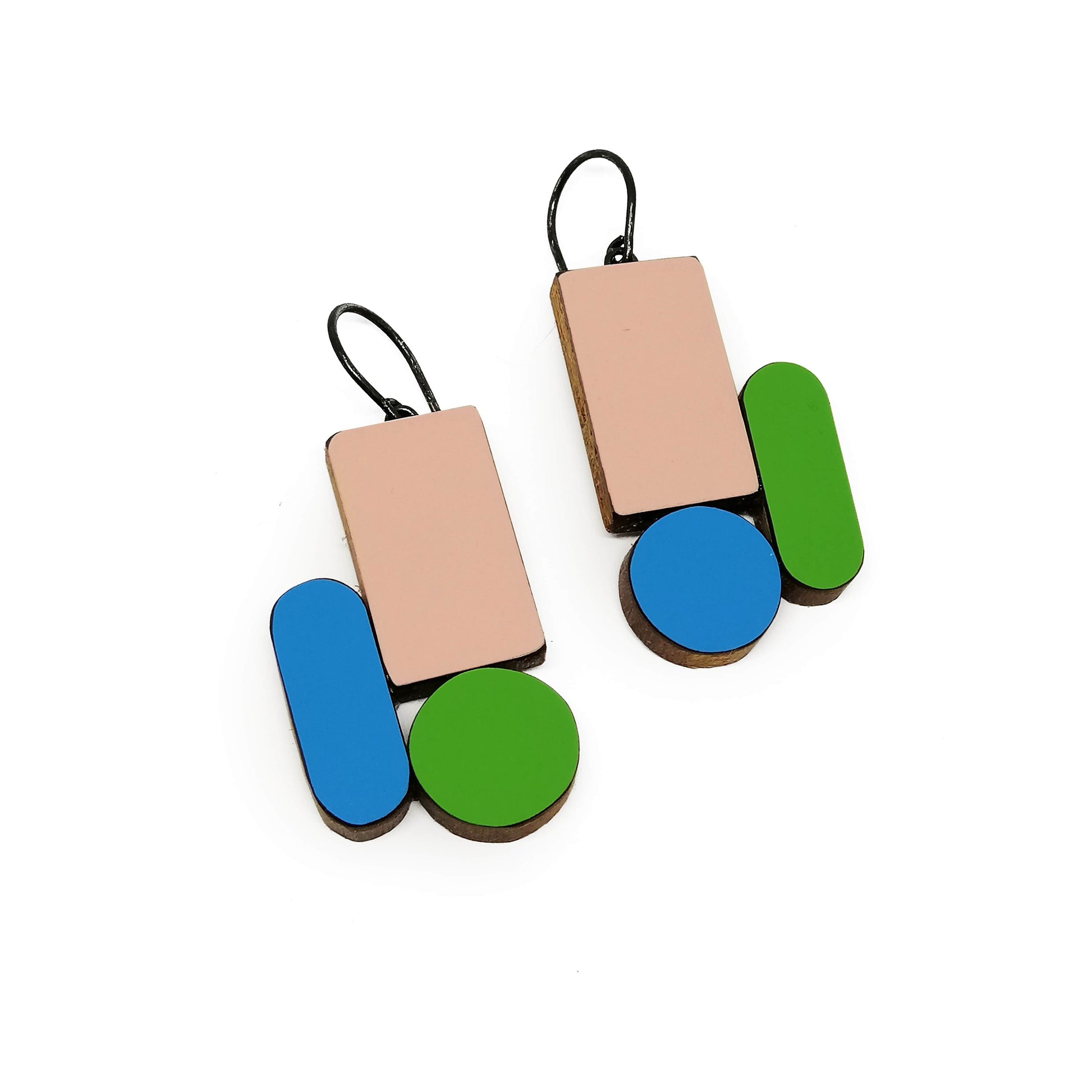 Boucles d’oreilles géométriques en bois et Formica rose, vert et bleu – création de l’artiste belge Karen Vanmol.