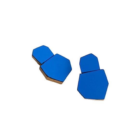Boucles d'oreilles géométrique en bois et formica bleu foncé. Légères et confortables, elles sont faites à la main par Karen Vanmol, artiste belge.
