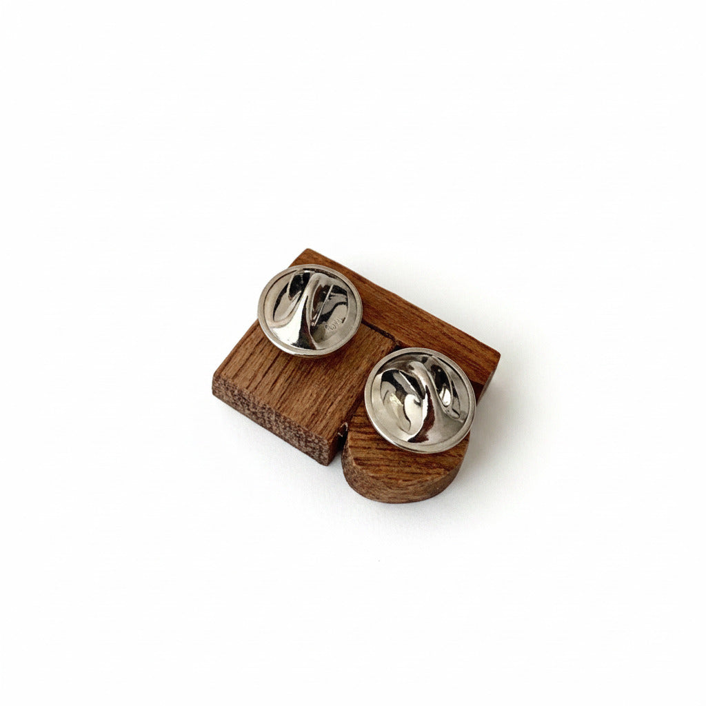 Broche contemporaine en bois et formica. Pièce unique réalisée à la main par l’artiste belge Karen. Vue à l'envers, fermoir en acier inoxydable.