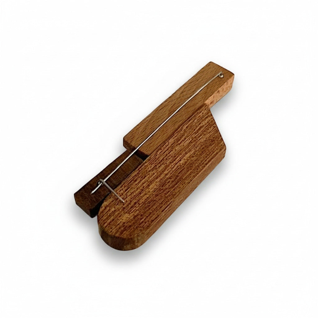 Broche contemporaine allongée en bois et formica bleu, vert et ocre orangé. Pièce unique réalisée à la main par l’artiste belge Karen. Vue à l'envers, fermoir en acier inoxydable.