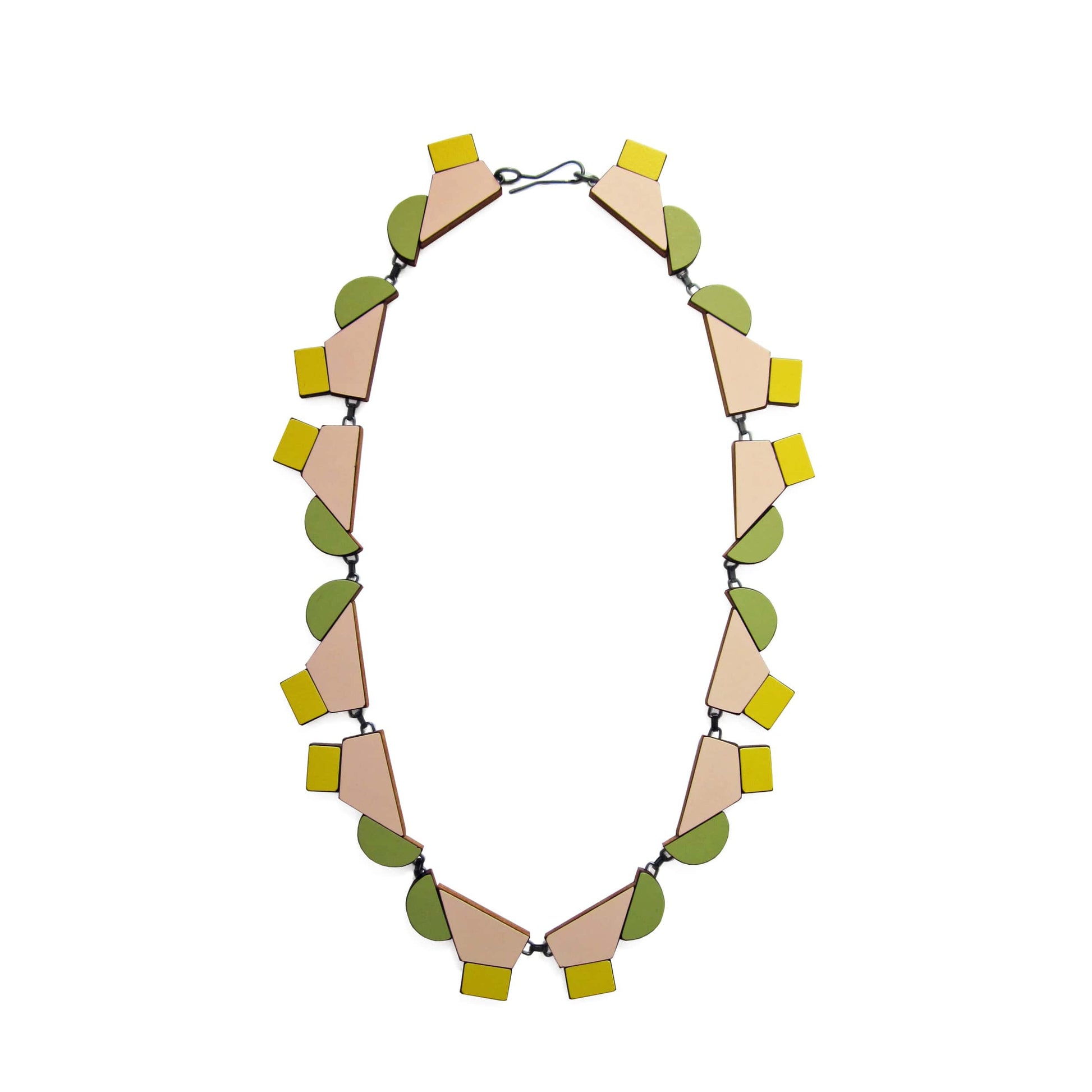 Ce collier design réunit 12 éléments géométriques en bois et formica rose poudré, vert, pastel et  jaune clair reliés par des attaches en argent patiné noir et fermés par un fermoir crochet. Bijou contemporain fait à la main par l'artste belge Karen Vanmol.