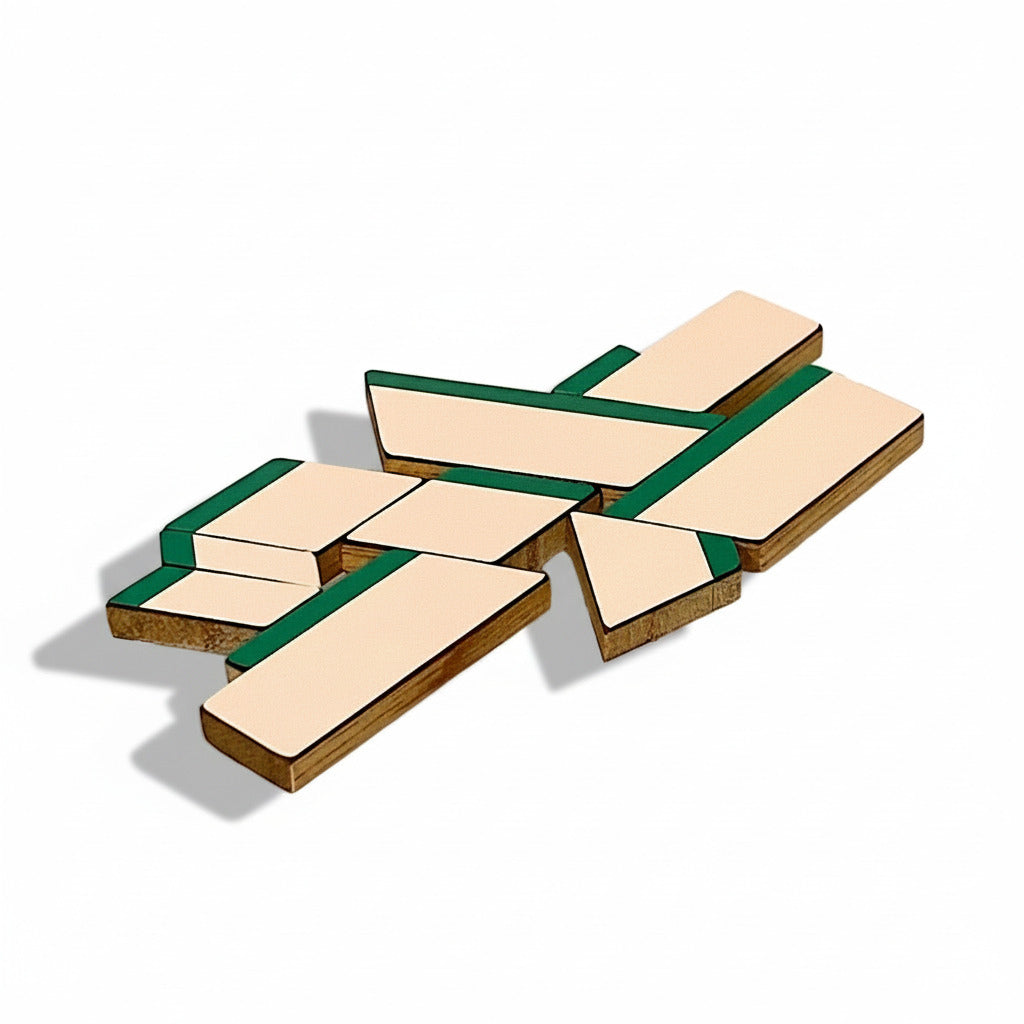 Broche XL en bois et formica rose soulignée de bandes vertes, jouant sur les lignes et la perspective. Créée à la main par l’artiste belge Karen Vanmol. Vue de profil. 