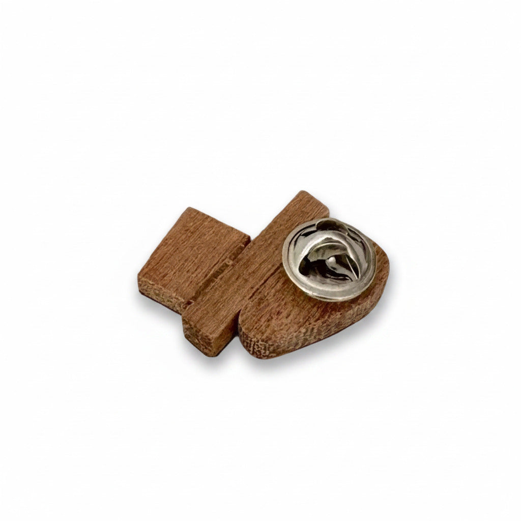 Mini broche géometrique en bois et formica jaune, kaki, métal doré. Ludique elle est faite main par l’artiste belge Karen Vanmol. Légère, elle se fixe par un pin's d'acier.