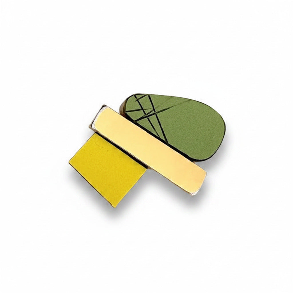 Mini broche graphique en bois et Formica coloré composée de trois éléments géométriques jaune lumineux, kaki strié et surface métallisée effet miroir.
