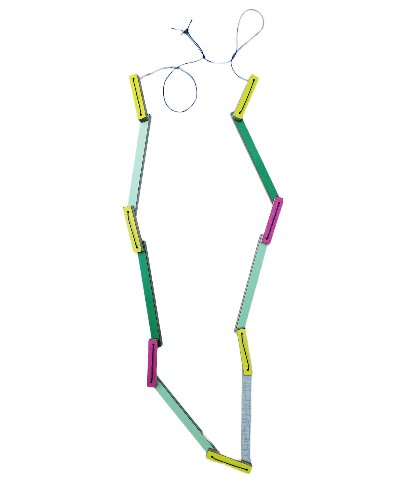 Sautoir design en bois et formica aux formes géométriques colorées rose, bleu clair, vert, jaune et bleu vif. Les rectangles fins, rythmés par de plus petits sont assemblés par un fil nylon bleu résistant. Un bijou contemporain fait main par l'artiste belge Karen Vanmol.