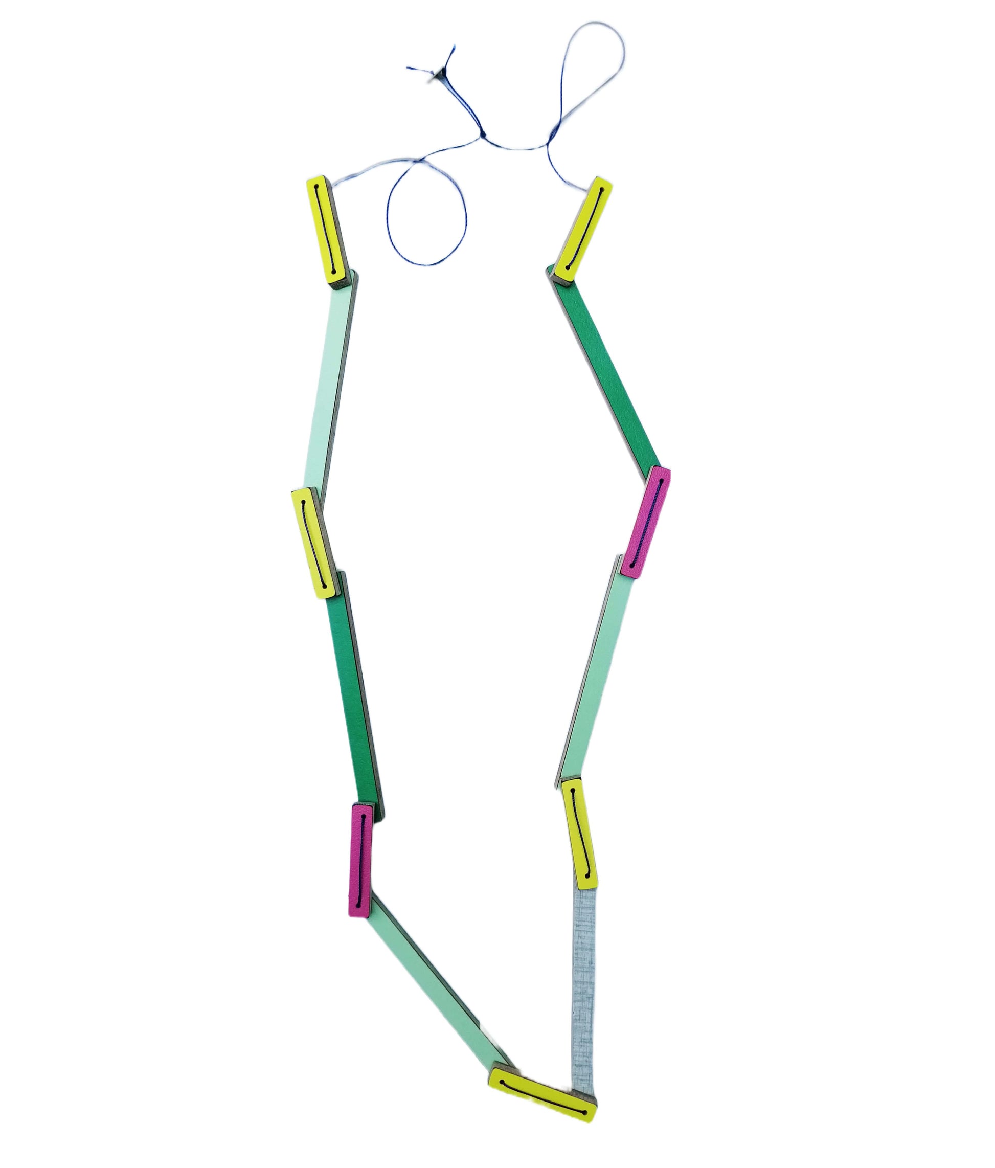 Sautoir design en bois et formica aux formes géométriques colorées rose, bleu clair, vert, jaune et bleu vif. Les rectangles fins, rythmés par de plus petits sont assemblés par un fil nylon bleu résistant. Un bijou contemporain fait main par l'artiste belge Karen Vanmol.