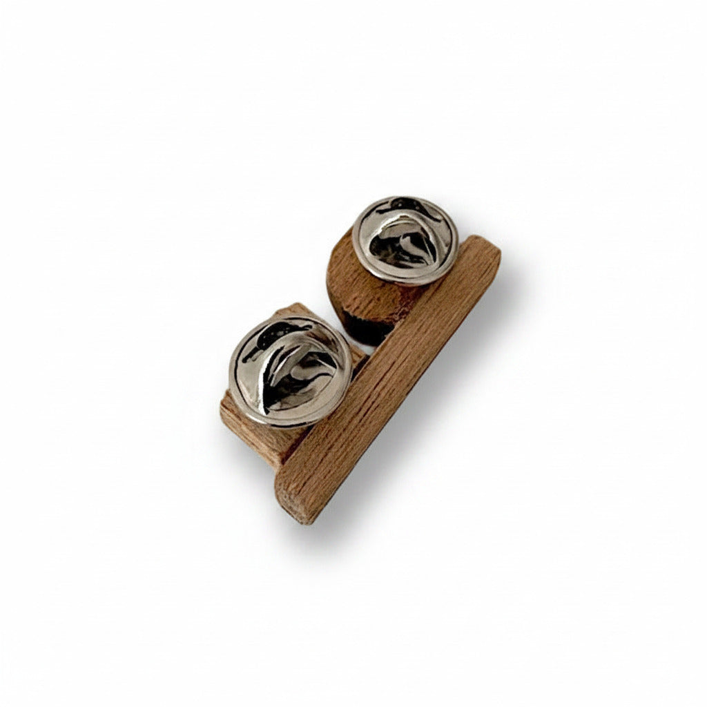 Petite broche minimaliste tricolore avec fermoir pin’s acier. Bijou contemporain colorée en bois avec design graphique strié.