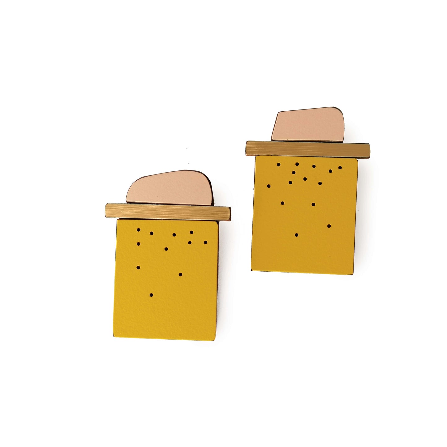 boucles d'oreilles géométriques qui révèlent  : des rectangles de bois et formica aux teintes rose poudré, doré métallisé et jaune d'or, ponctués de petits points  noirs. 