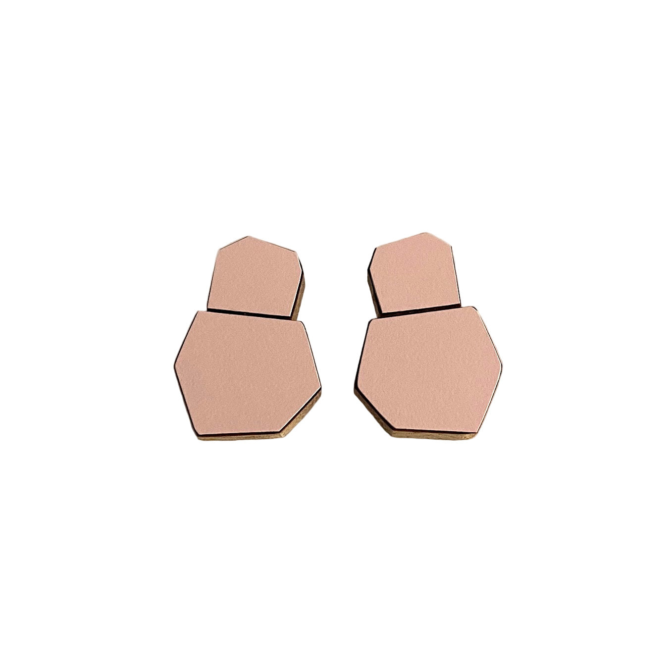 Boucles d'oreilles géométrique en bois et formica rose pâle. Vue de face.