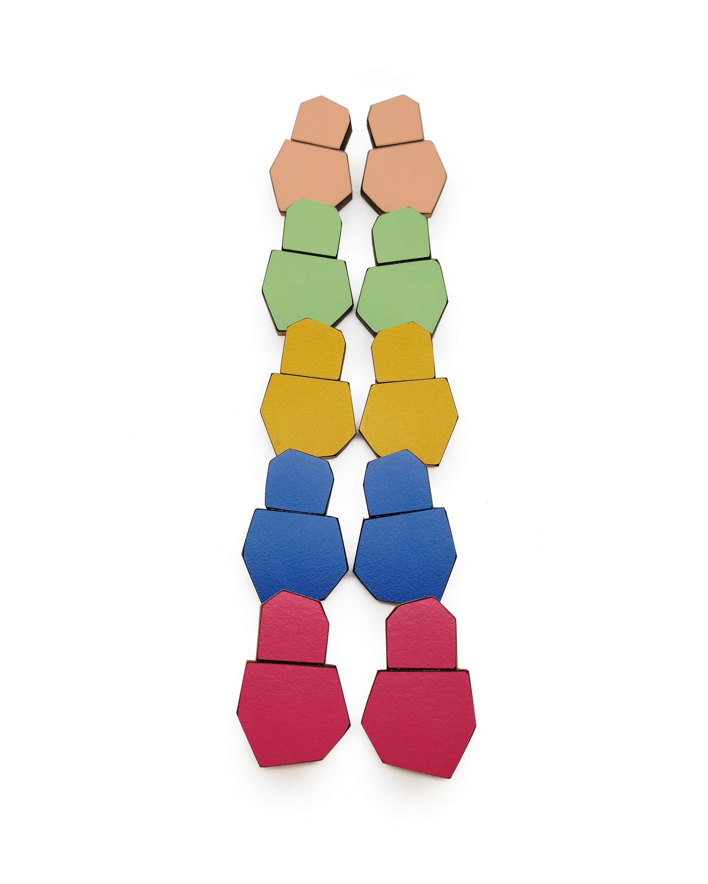 Boucles d’oreilles géométriques en bois et Formica de différentes couleurs.