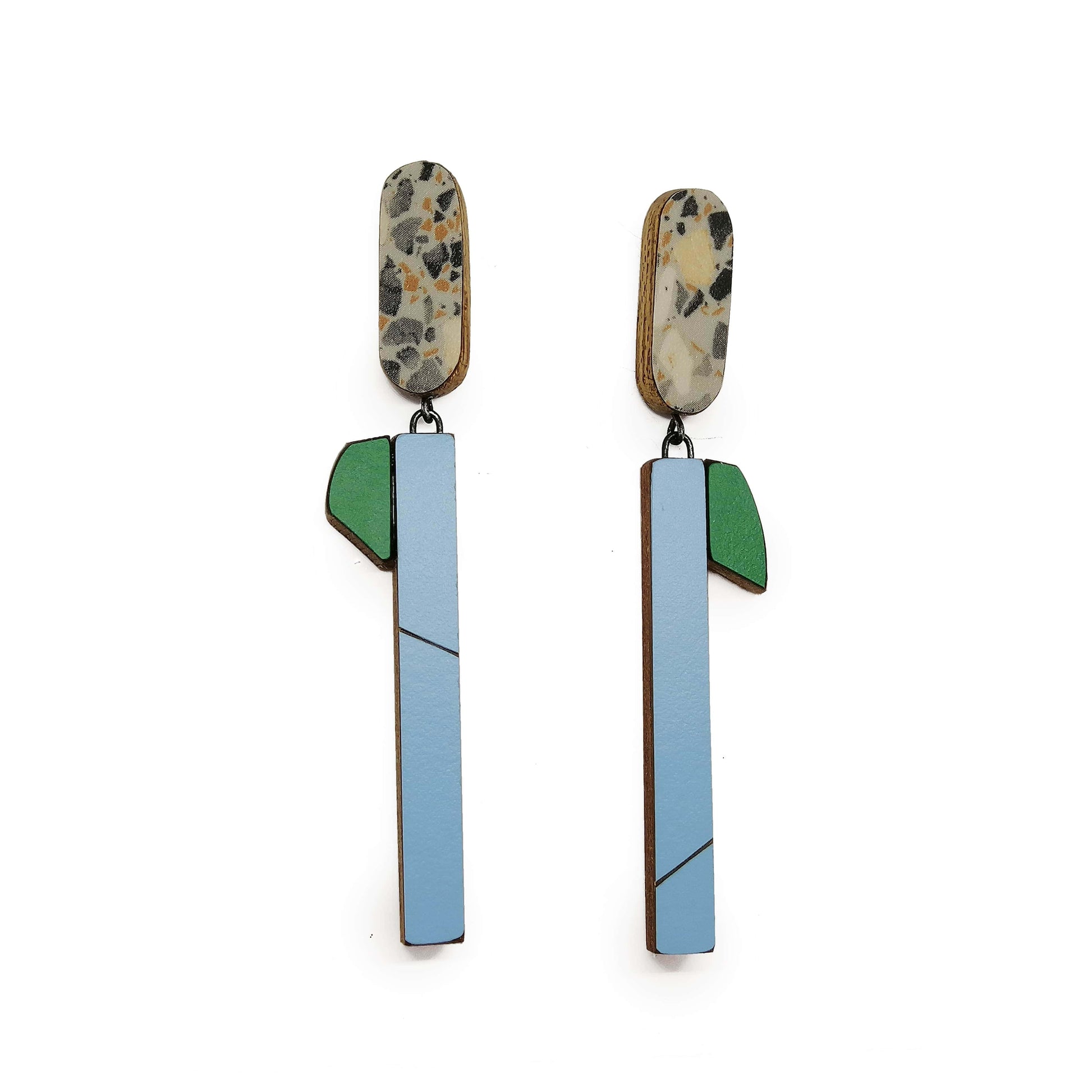 Suspendues à un support ovale en stratifié à la finition marbrée, ces longues boucles graphiques associent le bois au formica vert et bleu clair. 