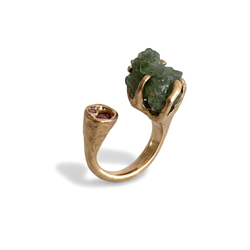 Bague ouverte aux formes organiques en bronze accueille d'un côté une tourmaline brute et sculpturale et de l'autre côté une petite tourmaline rose.