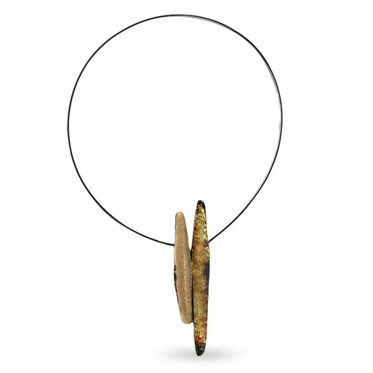 Collier graphique composé de deux éléments en résine texturée et irisée mordoré sur câble fin noir.