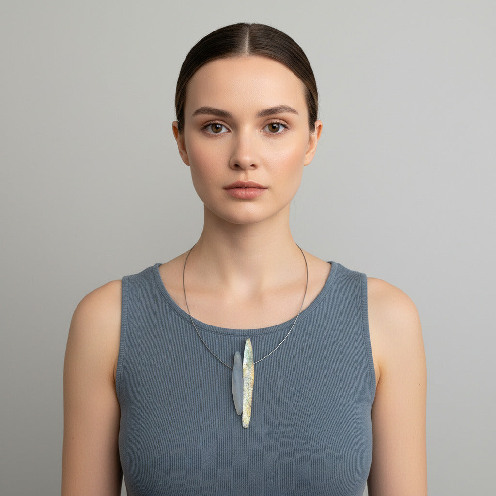 Collier Stalactites en résine opalescente grise