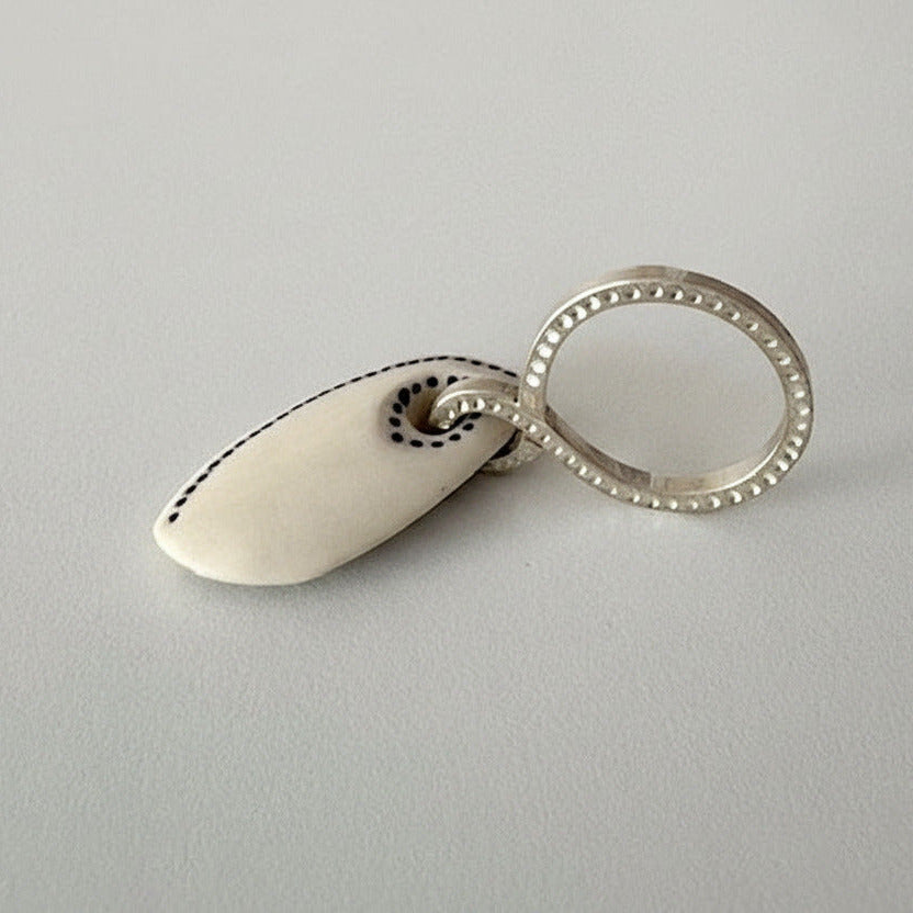 Bague contemporaine mobile en os sculpté et argent, vue de profil; Détail de l'anneau. 