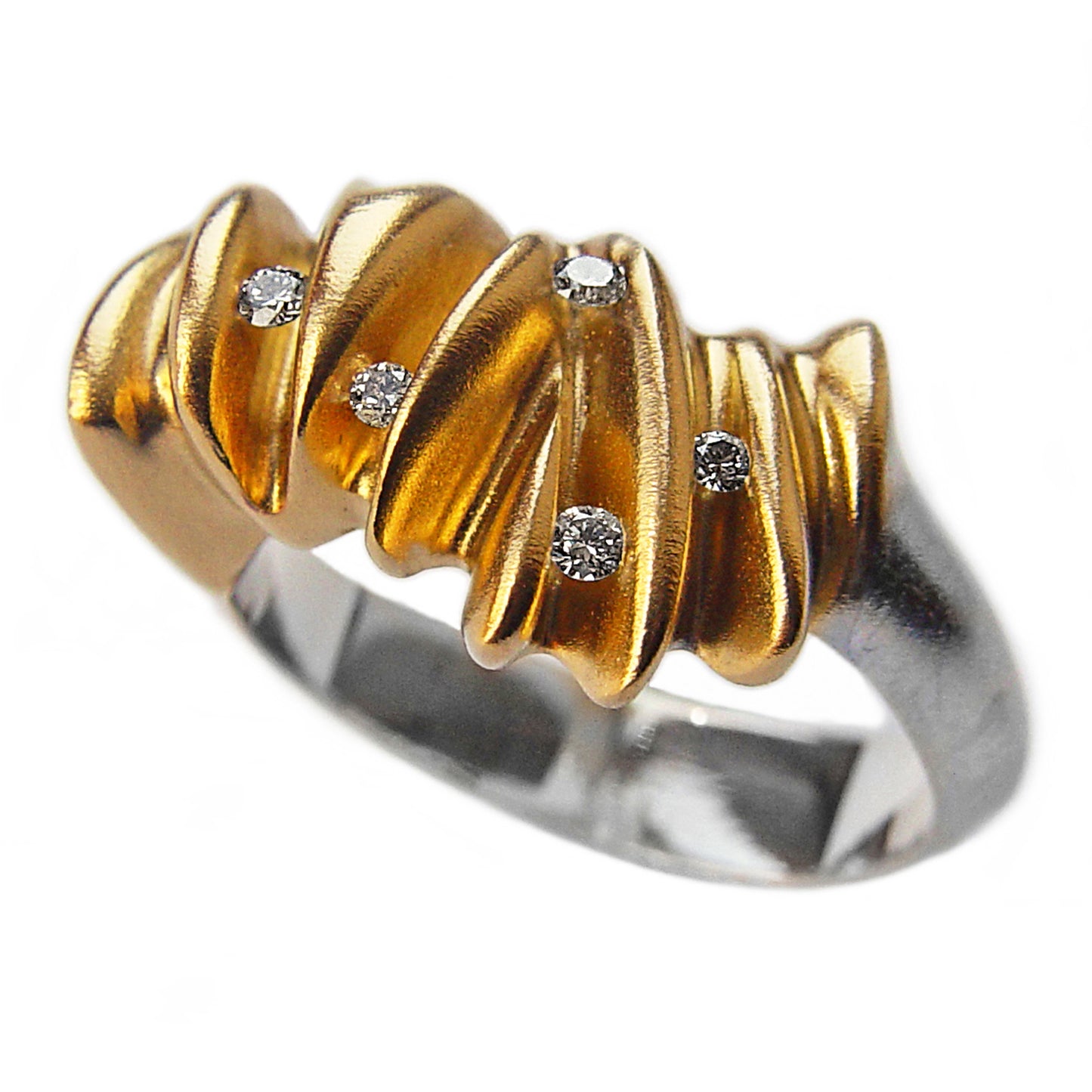Une bague contemporaine inspirée par le mouvement des vagues et les coquillages. Fabriquée en argent satiné, cette pièce présente des courbes fluides, sublimées par un plaquage en or et sertie de 5 diamants. 