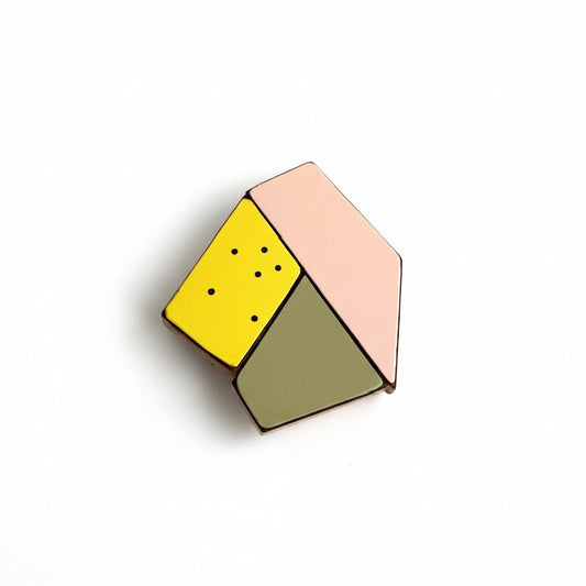 Petite broche géométrique en bois et formica pastel, rose, kaki et jaune. Légère et graphique.