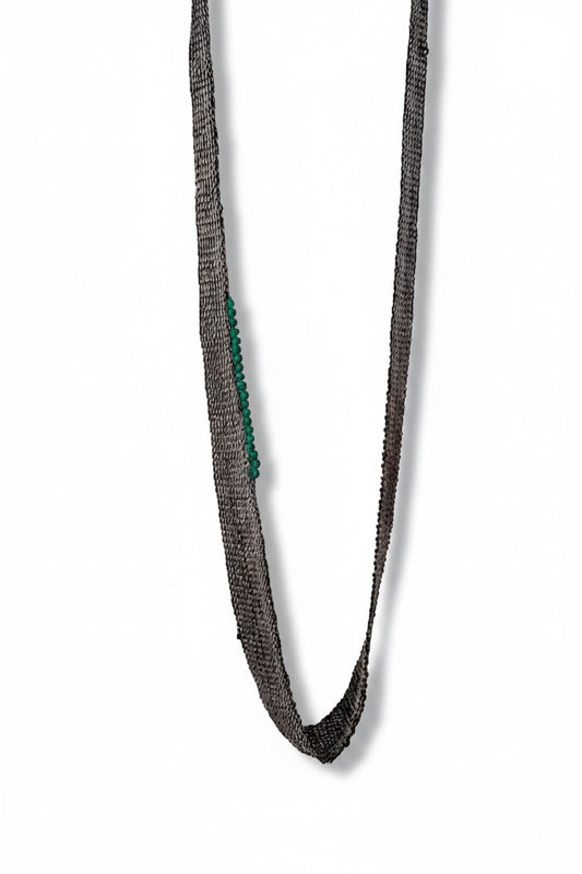 Long collier composé de chaines en argent oxydé noir assemblées au fil de soie, orné de 20 perles d’agate verte., sur un côté du bijou. Pièce unique artisanale.