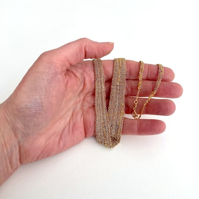 Collier fait main par la créatrice belge, Ria lins. Un pièce unique légère et délicate réalisée par un assemblage de chaînes en argent patinées et dorées.