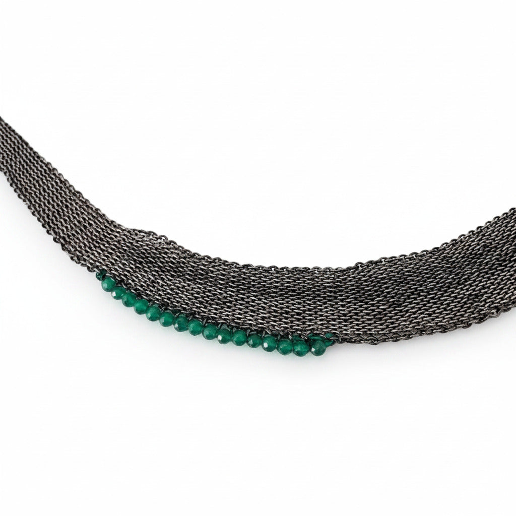 Détail collier composé de chaines en argent oxydé noir assemblées au fil de soie, orné de 20 mini perles d’agate verte cousue alignées sur un côté du bijou. Pièce unique artisanale.