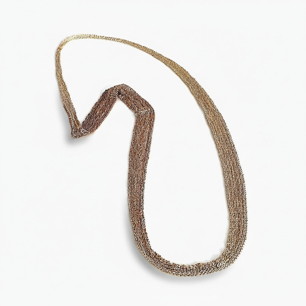 Long collier dégradé en forme de ruban composé de chaîne d'argent patiné mordoré et fil de soie. Une création unique et délicate réalise à la main par l'artiste belge Ria Lins.