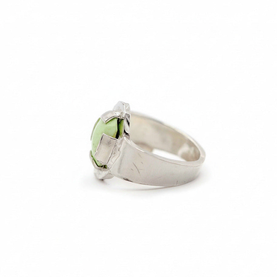 Bague contemporaine  en forme de chevalière en argent avec un sertissage fragmenté mettant en valeur un Chrysoprase ovale vert tendre.