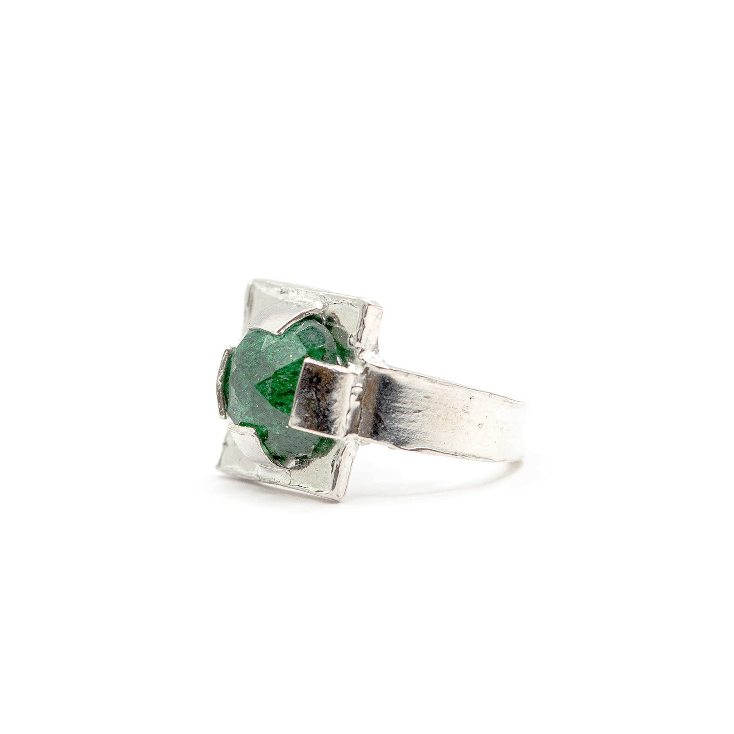 La bague Snippet en argent accueille un jade vert facetté, révélé par un sertissage géométrique et fragmenté. Les éléments d’argent forment une architecture ouverte autour de la pierre.