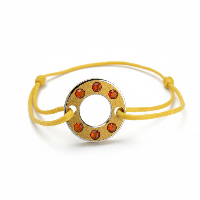 Bracelet Ready-Made, rondelle en  aluminium jaune serti de six opales de feu. bijou contemporain et unisex présenté sur lien de coton réglable jaune. 