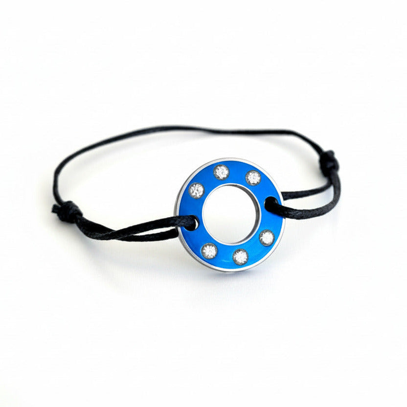 Bracelet Ready-Made, rondelle en  aluminium bleu et six saphirs blancs. bijou upcyclé inspiration moto, présenté sur lien de coton réglable. 