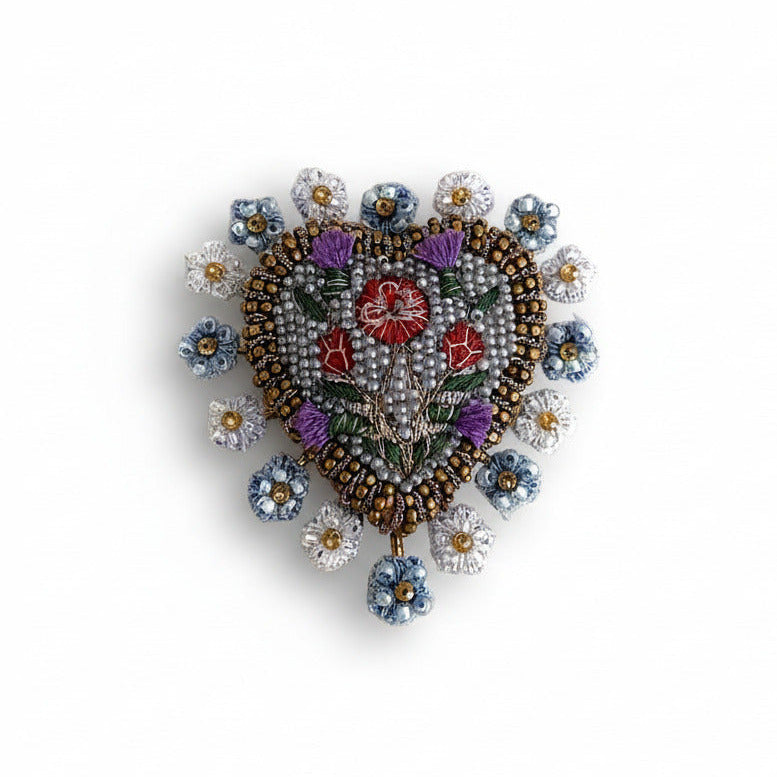 Broche contemporaine brodé à la main, inspirée par la nature aux détails fleuries dans les tons de gris, bleu. 