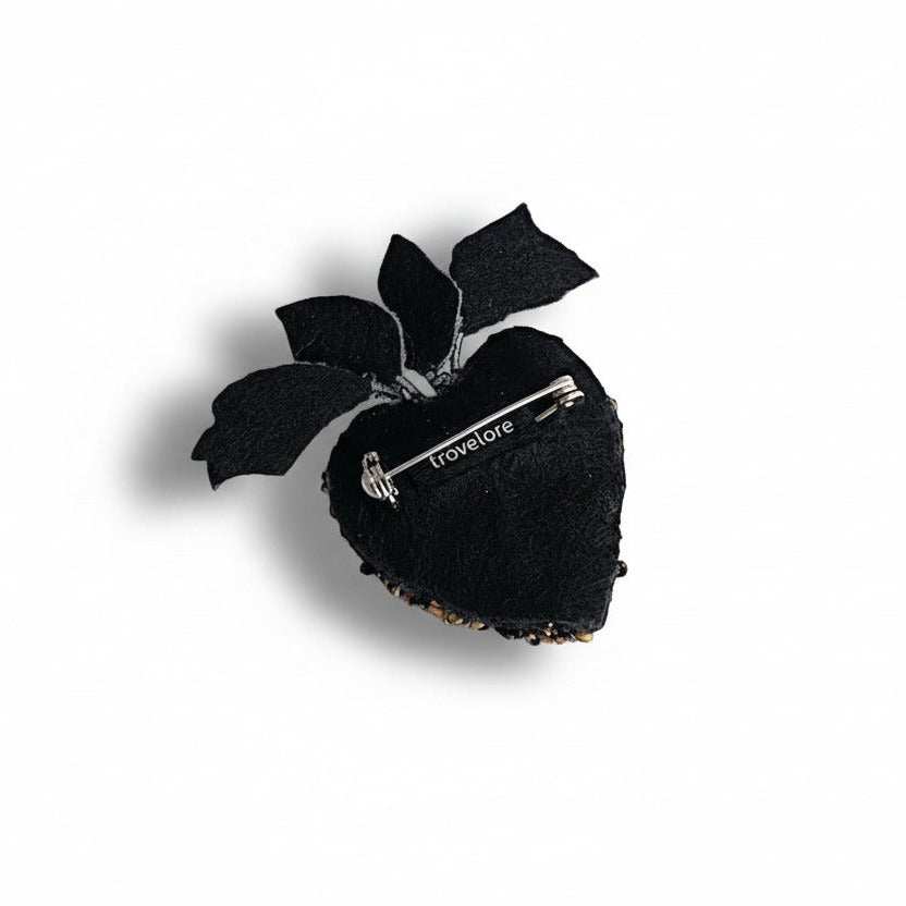 Broche sculpturale en textile brodée main en forme de cœur. Bijou textile verso, feutre noir et fermoir épingle.