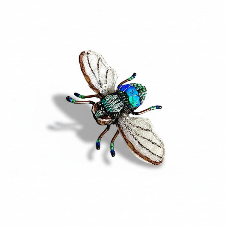 Broche Abeille des champs, bijou textile brodé à la main, inspiré par la nature. Le corps de l'insecte est composé de mini perles de verre et de sequins bleu, vert. Les ailes déployées présentent de mini sequins transparents. Une création artisanale signé Trovelore.