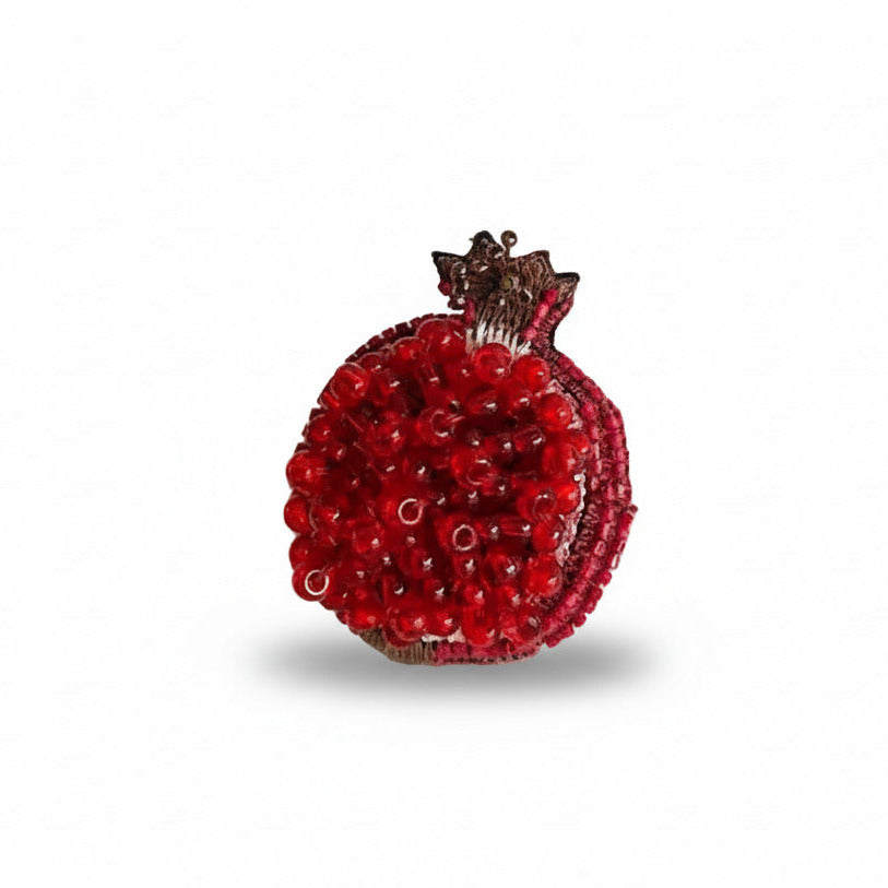 Broche fruit symbole de prospérité, brodée à la main. Détail grains grenade avec des perles en verre rouge. Une fabrication artisanale signée Trovelore.