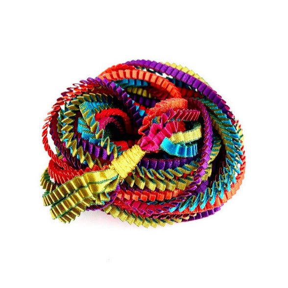 Long sautoir coloré composé de huit bandes de satin plissé turquoise, doré, rouge, orange, violet,f uschsia reliées les unes aux autres par un lien de coton jaune.