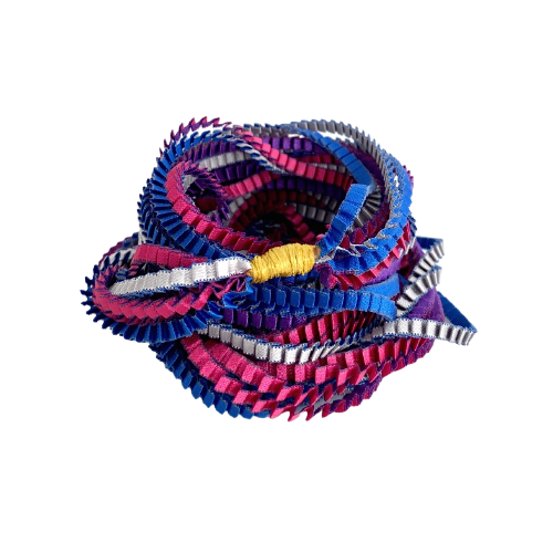 Long sautoir coloré composé de huit bandes de satin plissé violet, silver, fushia et bleu royal reliées les unes aux autres par un lien de coton jaune