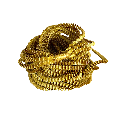 Long collier coloré composé de huit bandes de satin plissé gold reliées les unes aux autres par un lien de coton jaune 