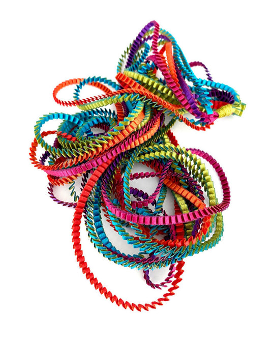 Long sautoir coloré composé de huit bandes de satin plissé turquoise,gold,rouge,orange,violet,fushia reliées les unes aux autres par un lien de coton jaune.