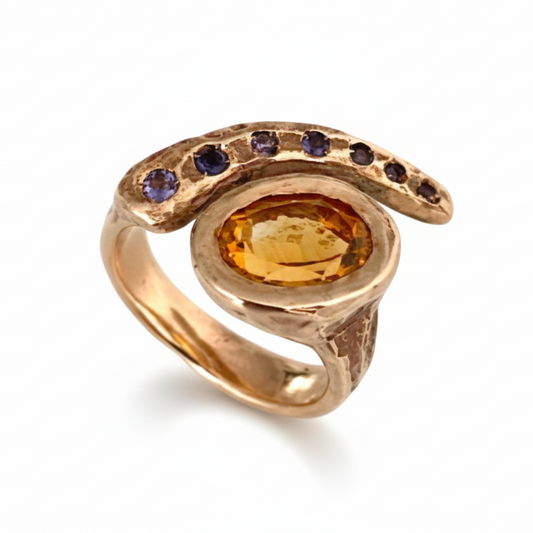 Bague ouverte en bronze sertie d'une Citrine ovale facettée et 7 Iolites bleues