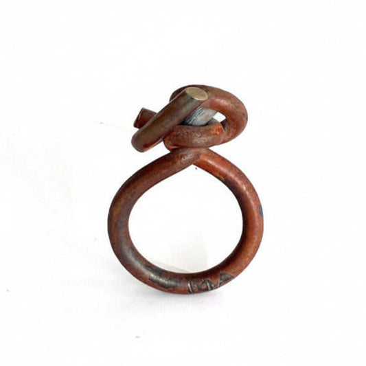 Bague contemporaine avec noeud sur le dessus en titane forgé, patine effet bois, reflets dorées. Pièce unique de 2019 signée Marianne Anselin.