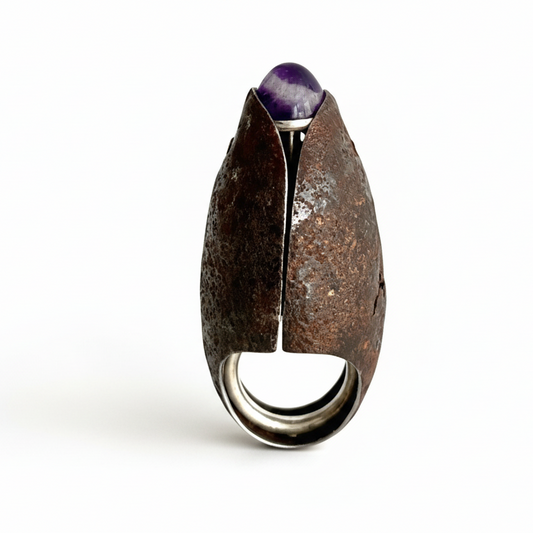 Bague en fer rouillé en forme d'ogive avec amethyste, la structure et l'anneau sont en argent massif.pièce d'artiste 2016.