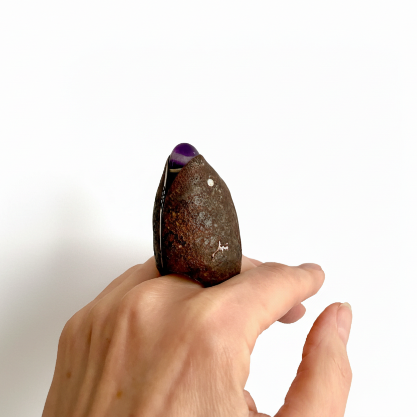 Bague en fer rouillé en forme d'ogive avec amethyste, la structure et l'anneau sont en argent massif.pièce d'artiste 2016.