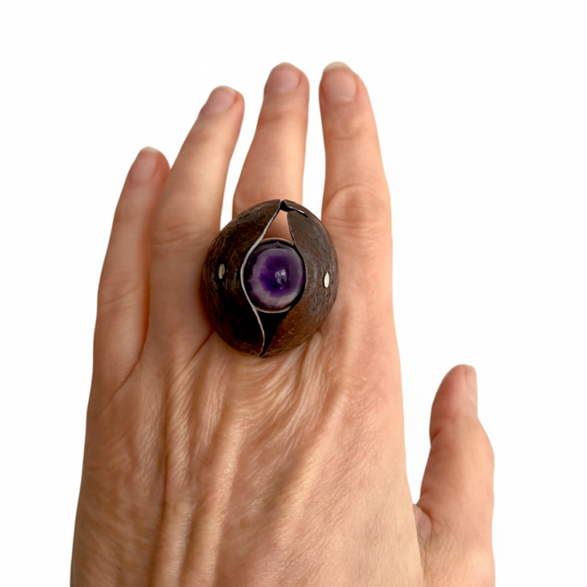 Bague en fer rouillé en forme d'ogive avec amethyste, la structure et l'anneau sont en argent massif.pièce d'artiste 2016.